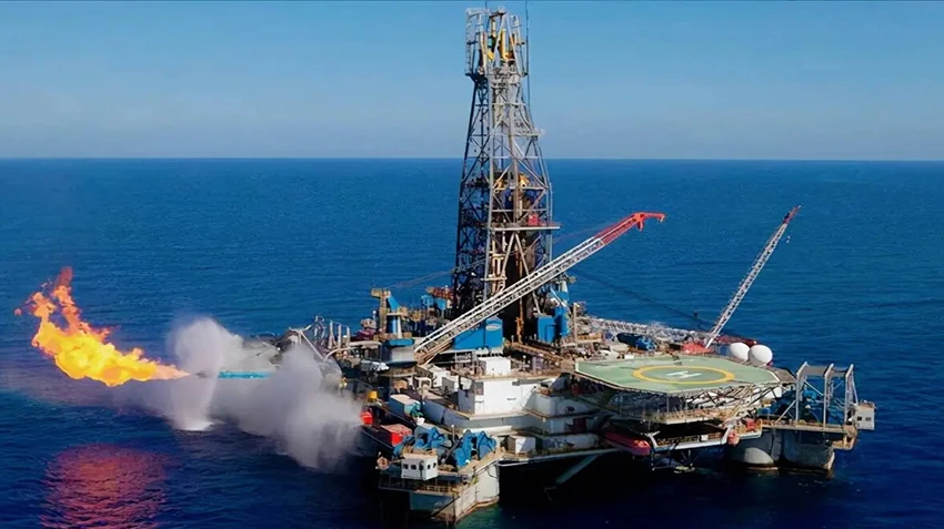 石化厂关键管路上安装的高性能工业阀门在高温环境下的工作状态